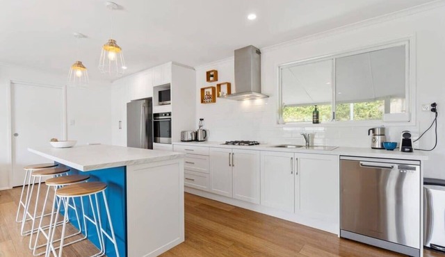 Seaside Sanctuary - Port Elliot - Wi-Fi and Linen - Family - Close to beach - Hills views