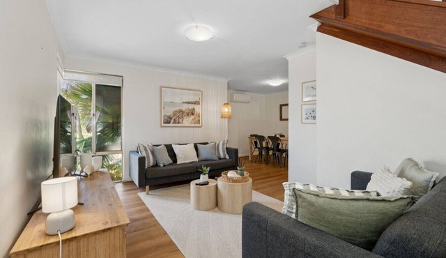 Seaside townhouse escape. stroll to the sea!