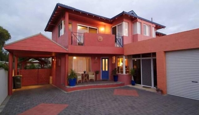 SEASIDE VILLA - FUNKY beachfront villa