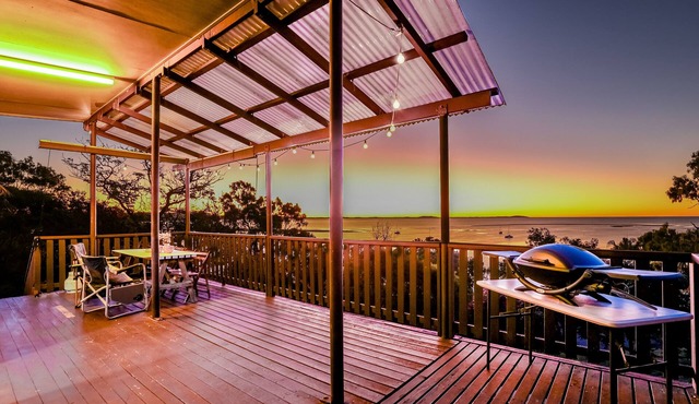 Seaview 2BDR Close to Beaches, Marina & Local Favourites Beautiful View