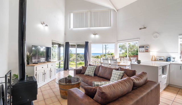 Seaview Town House by Peppy Beach Retreats® (6 Adults), Town House