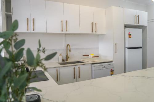 Seeside Cottage Bargara - Beach 100m, Pet-Friendly