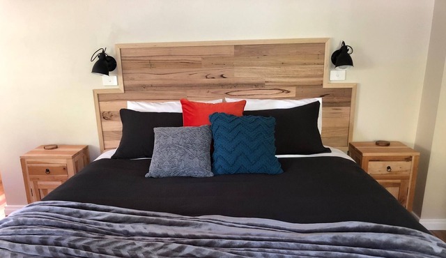 Self-contained King suite, bath and shower, beautiful views, wood fire, Wifi