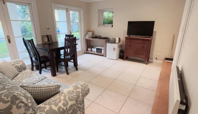 Self-contained unit in Wahroonga in Warrawee