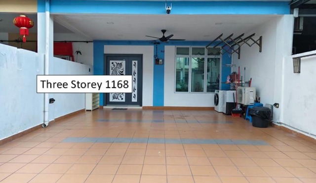 Senai three storey landed 14pax 5BR near airport
