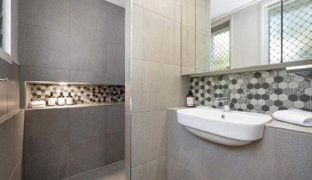 Serene Courtyard Retreat - Stylish & Pet Friendly