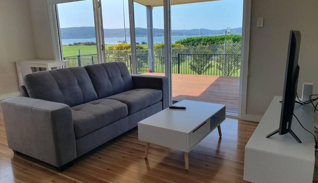 Serene Waterfront GuestHouse- Views & Vibes