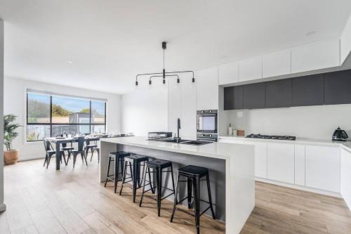 Seventh and Shore - Spacious Poolside Group Getaway