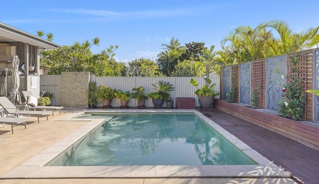SHELLY BEACH HOUSE - FAMILY FRIENDLY WITH POOL, WALK TO BEACH