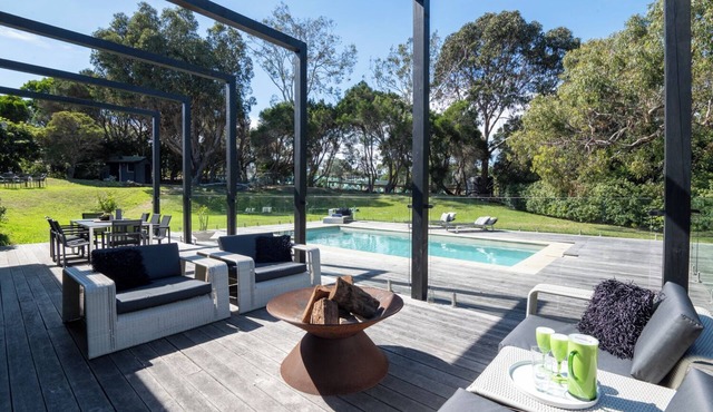 Shoreham Luxury Beach Escape – Sleep up to 16! With Pool, privacy & Wineries