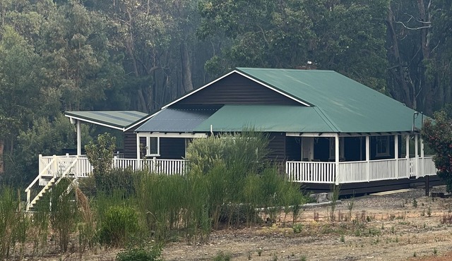 Shrapnel's Retreat; Charming, relaxing Timbermill Cottage getaway! Pet friendly.