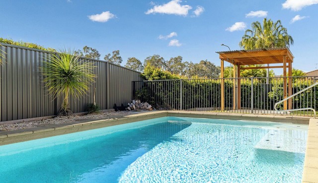 Simplibee – Pool-Aircon-Sleeps 8-3 bedrms-2 baths-WiF-4 TVs-Linens-Pets