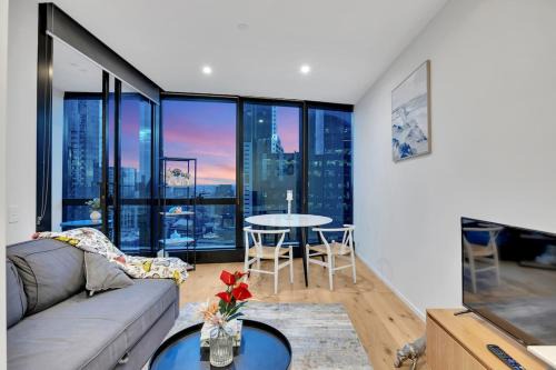 Sky-high luxury apartment with City and river view