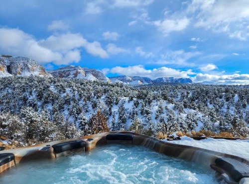 Skyfall Cabin. Stunning views, Hot Tub, minutes from Zion in Orderville