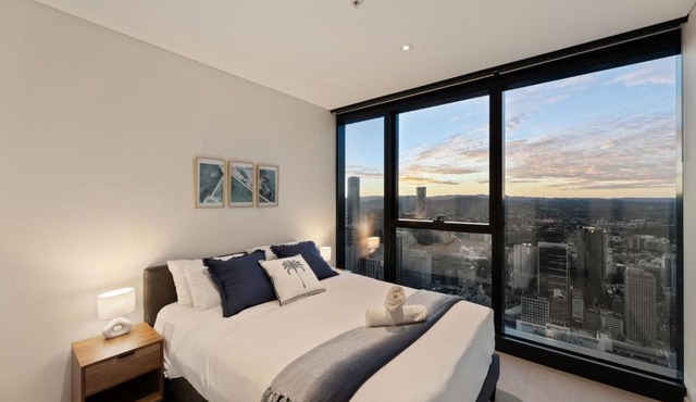 Skytower 72nd Floor 3BR with Parking, Pool and Gym