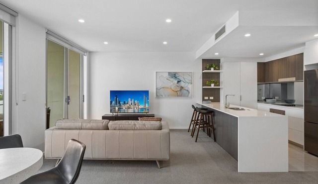 Sleek 2-Bed with Balcony and Communal BBQ Area