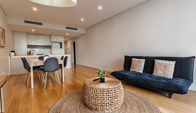 Sleek 2BR Modern Apartment in Sydney’s Tech Hub