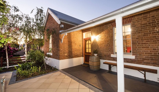 Sleeps 8: King bed, 2 queen beds, 1 double bed, 4 bedrooms - 5 min walk to town