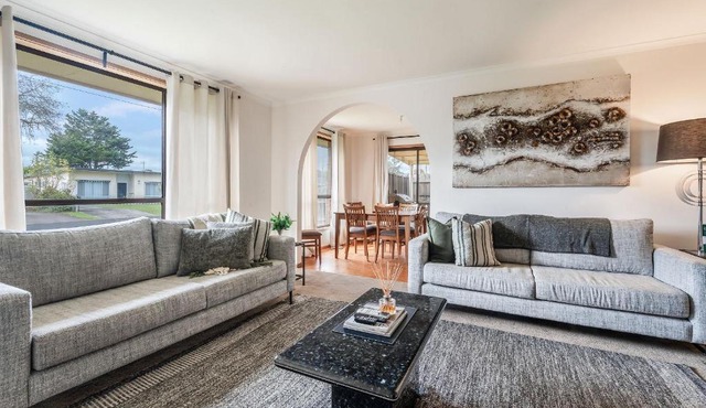 Solander's Retro Residence - Group Stay by the Beach
