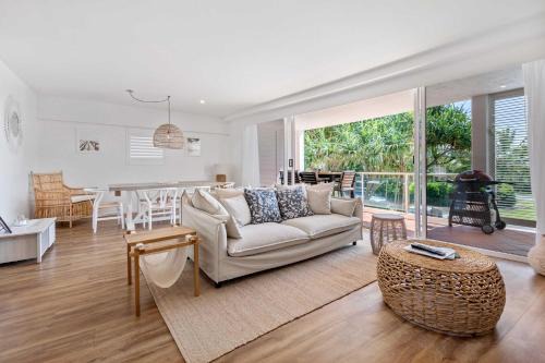Sophisticated & stylish beachside apartment with pool