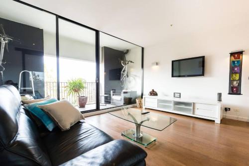 Southside St Kilda Seclusion with Balcony and Parking in Melbourne