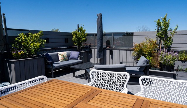 Spacious 2-Bed Apartment near Lygon St Shops in Brunswick East