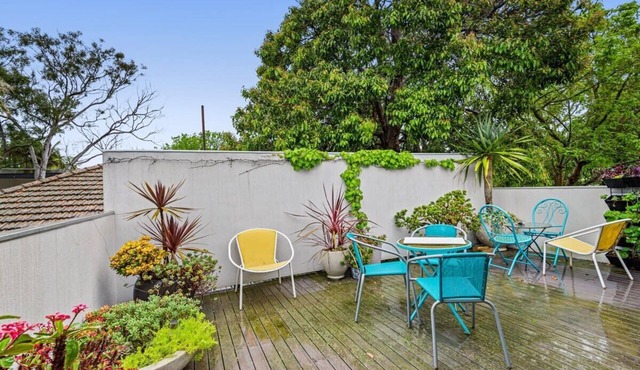 Spacious 2-Bed Apartment Minutes From Elwood Beach