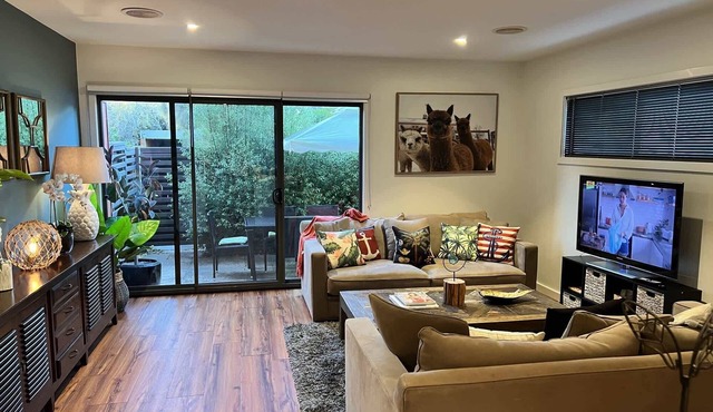 Spacious 2-Bed Townhouse Near Torquay Beach