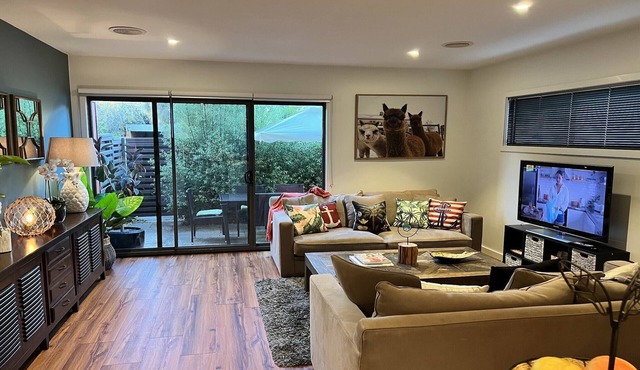 Spacious 2-Bed Townhouse Near Torquay Beach