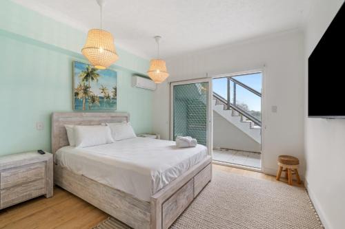 Spacious 2-Bed with Private Rooftop & BBQ Access