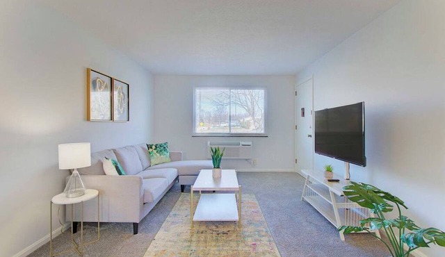 Spacious 2 BR with Garage near Aultman Hospital in North Canton