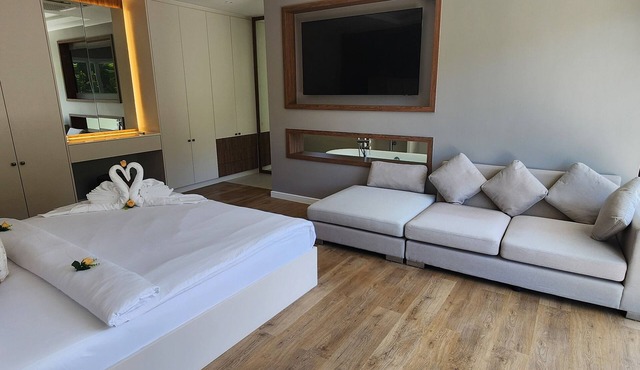 Spacious 3-bedroom condo with WiFi, AC. Nice View, Large Balcony,Fully furnished in Phuket