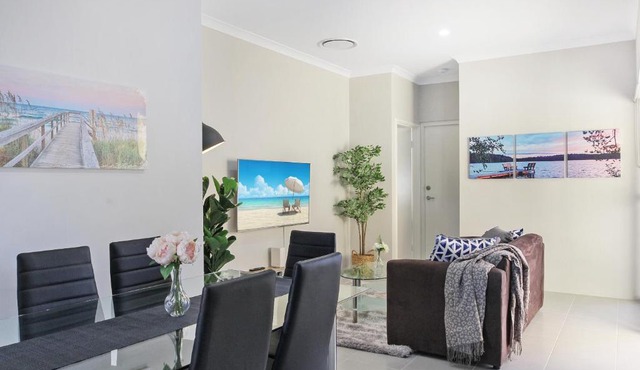 Spacious 3 Bedroom Family Home with Courtyard