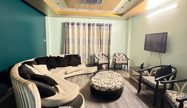 Spacious 3‑BR Bashundhara Flat AC, Wi‑Fi & Balconies. KeyHost Homes