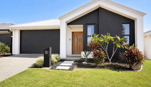 Spacious 4 bed 2 bath family home - opposite park - 2 living areas