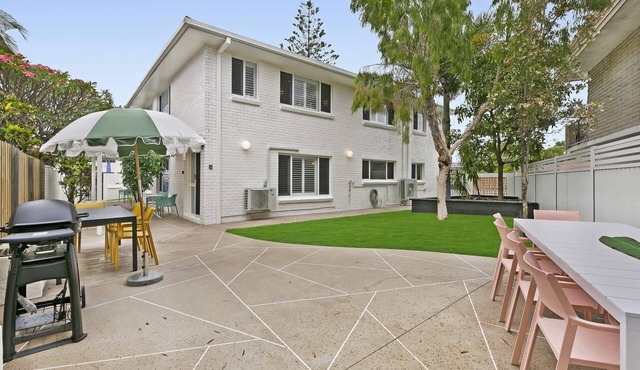 Spacious 4-Bed Villa with Mediterranean Charm