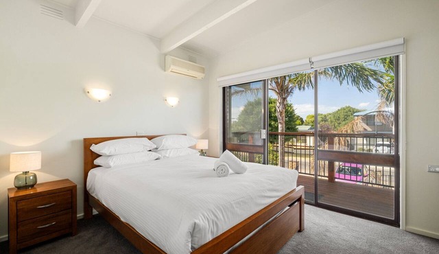 Spacious 4-Bed Home 5-min from the Beach