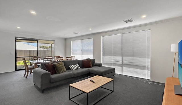 Spacious 4-Bed House with Large Backyard