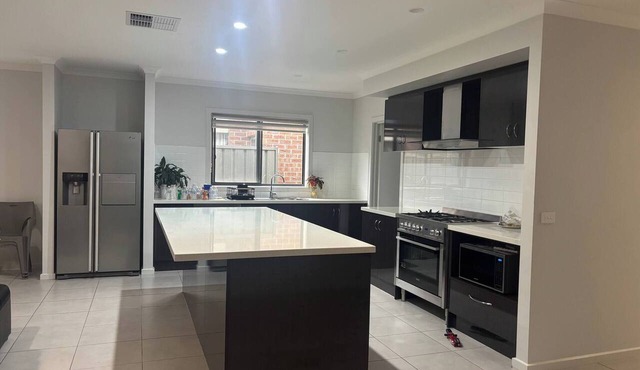 Spacious 4-Bedroom House Near Cobblebank Station in Melton South