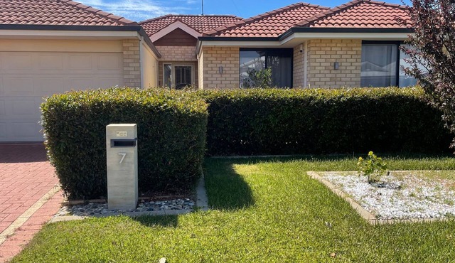 Spacious 4-bedroom house with AC, WiFi in enchanting Dudley Park. Tourist place.