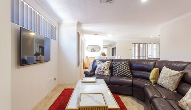 Spacious 4-bedroom house with WiFi, AC in marvelous Bassendean.