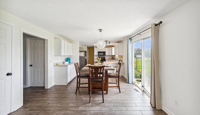 Spacious 4-bedroom house in charming Perrysburg with WiFi and AC in Perrysburg