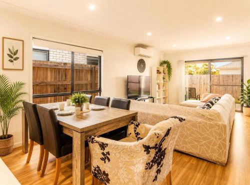 Spacious 4B Near Logan with Parking