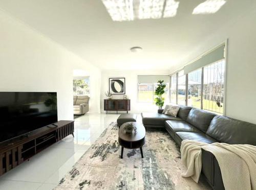 Spacious 4BR Family Home Prime Sunnybank Location