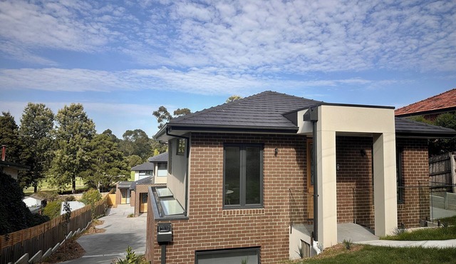 Spacious 5 Bedroom Stay by Golf Course