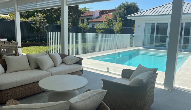 Spacious 5-bedroom house in cool Cottesloe with AC, WiFi