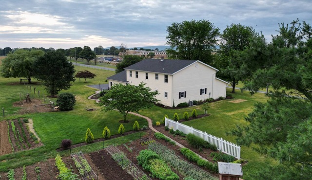 Spacious 6-bedroom farmhouse in charming Myerstown with AC, WiFi in Myerstown