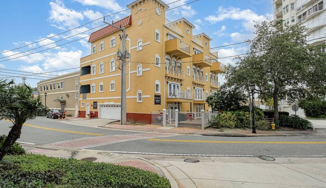 Spacious and Central Downtown Cocoa Village Estate 2 with River Views! in Cocoa