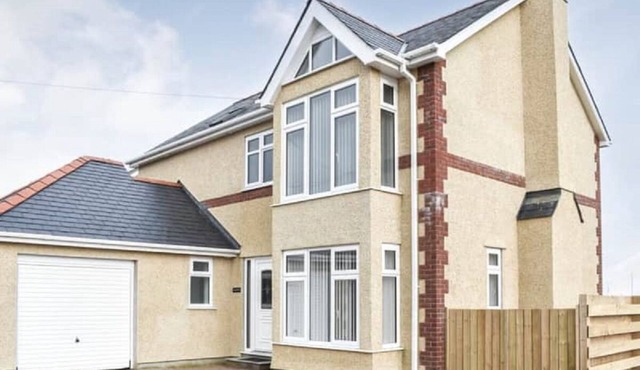 Spacious and modern 4 bedroomed detached house with panoramic views in Holyhead