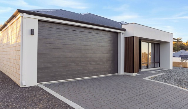 Spacious and serene intelligent home. 3 min to estuary,beach,shops, and trails